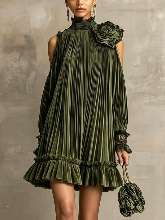 Eulalie | Robe Courte Plissée Vert Olive à Col Montant, Volant et Détail Rose