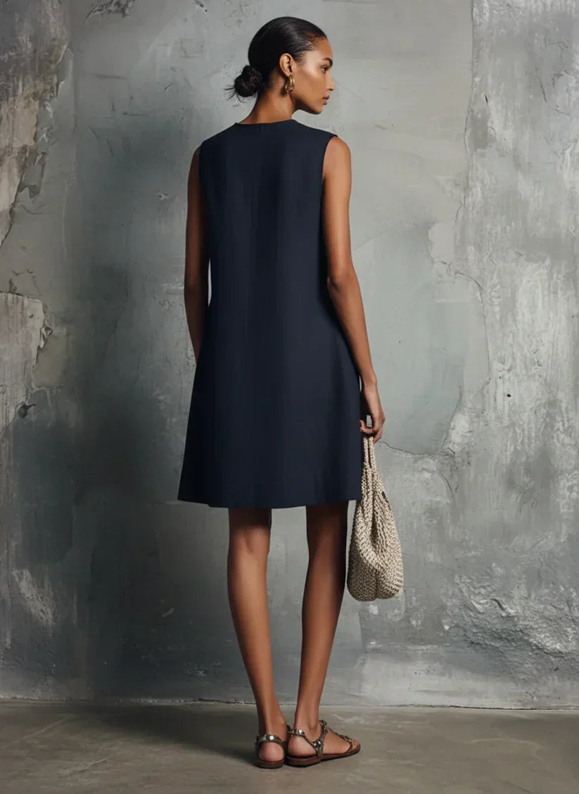 Ombeline | Mini-Robe Bleu Marine à Décolleté Rond, Boutonnage Asymétrique et Poche Latérale