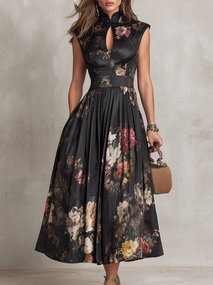 Violette | Robe midi en satin plissé noir à imprimé floral et encolure goutte d'eau