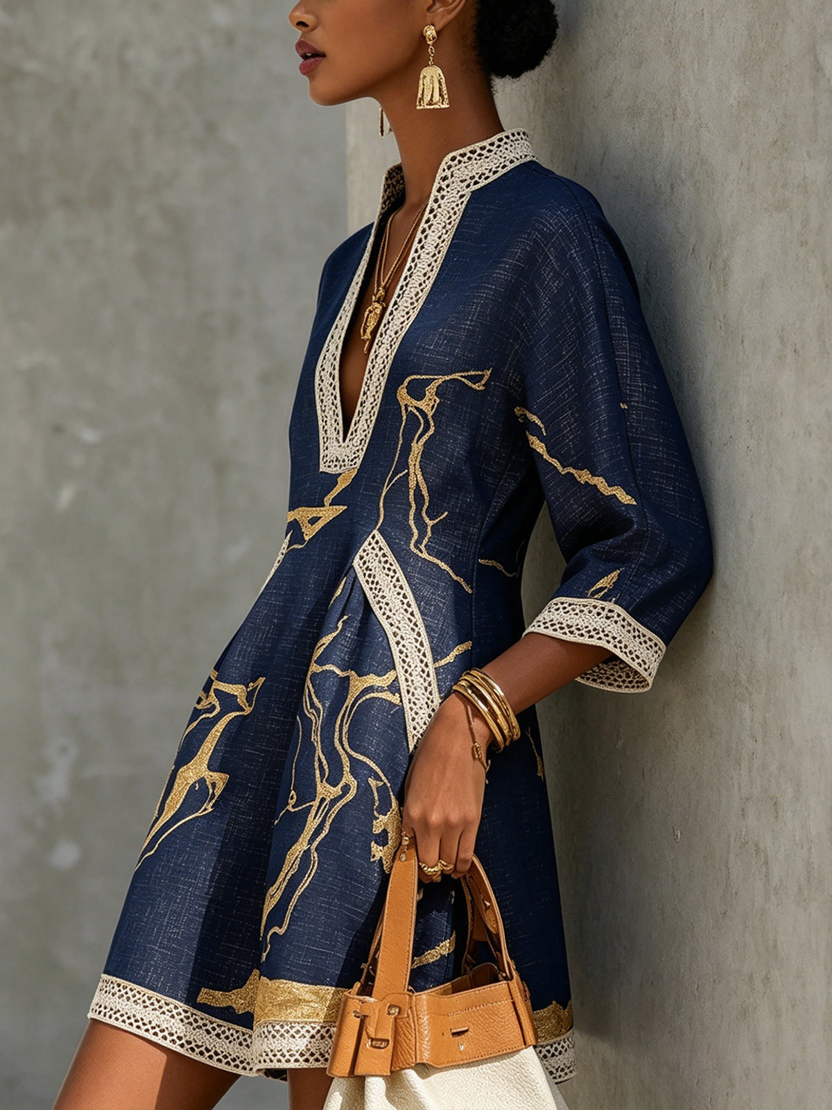 Aube | Mini Robe en Dentelle Noire et Dorée